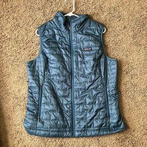 Women’s Patagonia size XL. Zipper pockets like new and light weight.